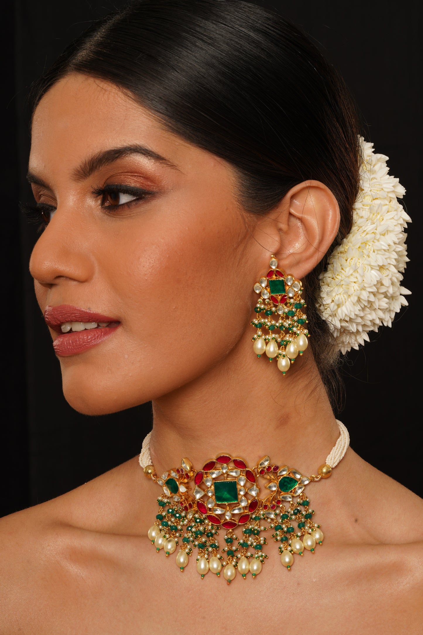 Meenakaari Kundan Choker Set With White Pearls