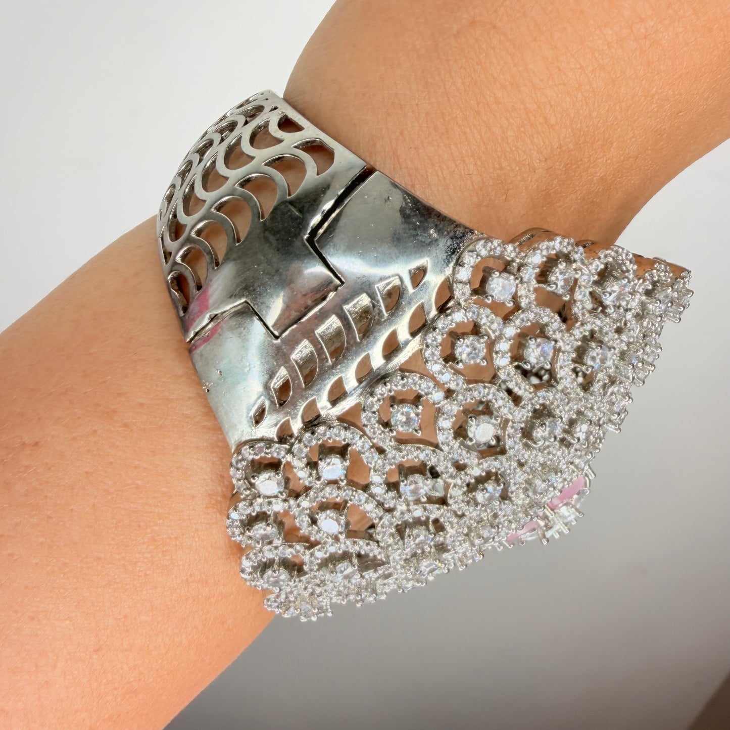 Chunky Zircon Openable Bracelet